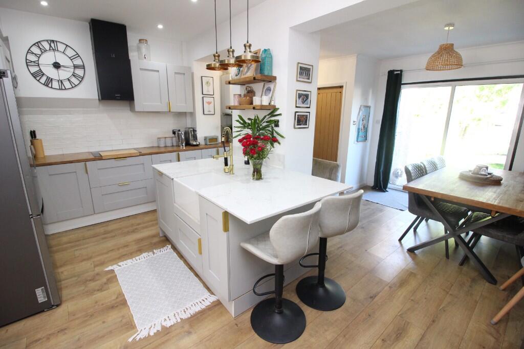 Stoneleigh Avenue, Worcester Park KT4 photo 4