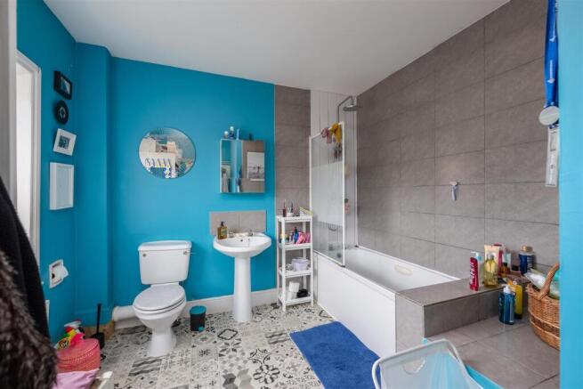 Piercy End 5 Bathroom.jpg