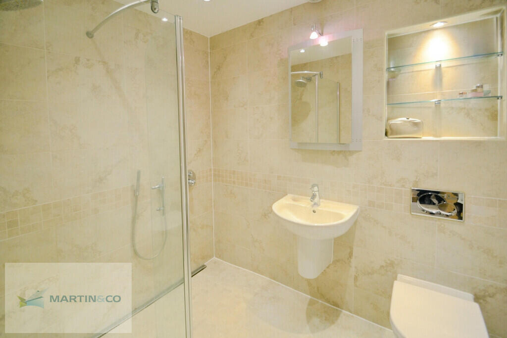 Apartment in Kingston upon Thames - More