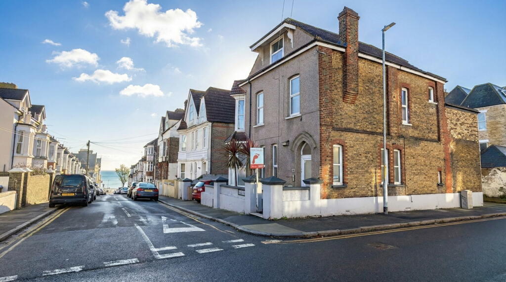 2-bed flat on Albert Road, Ramsgate, CT11 8DW, £180,000