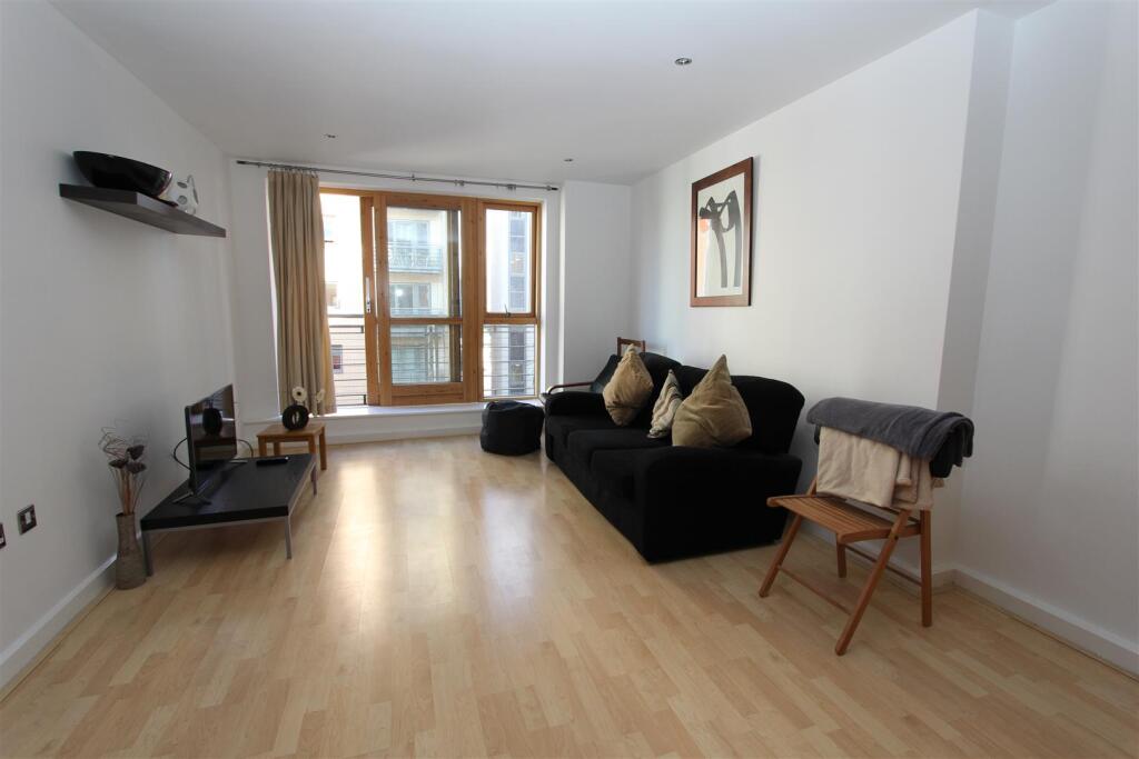 2-bed flat on Regents Quay, Brewery Wharf, £209,950