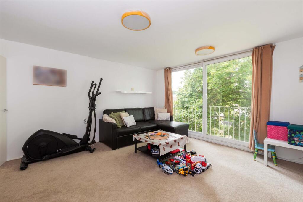 Apartment in Slough, Windsor and Maidenhead - View 3