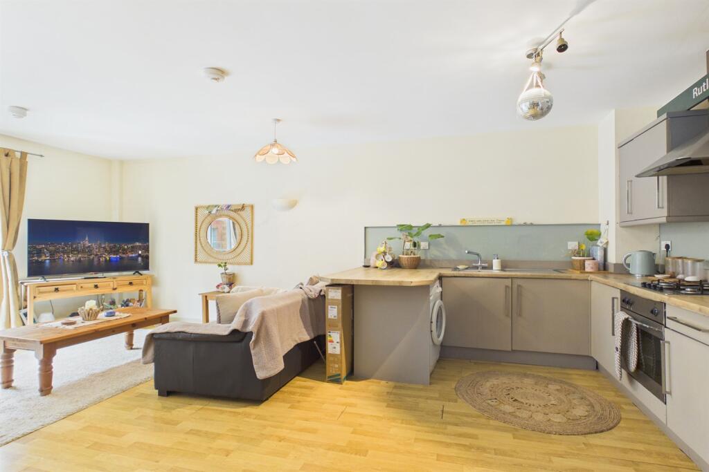 Apartment in Nottingham, Nottinghamshire - View 3