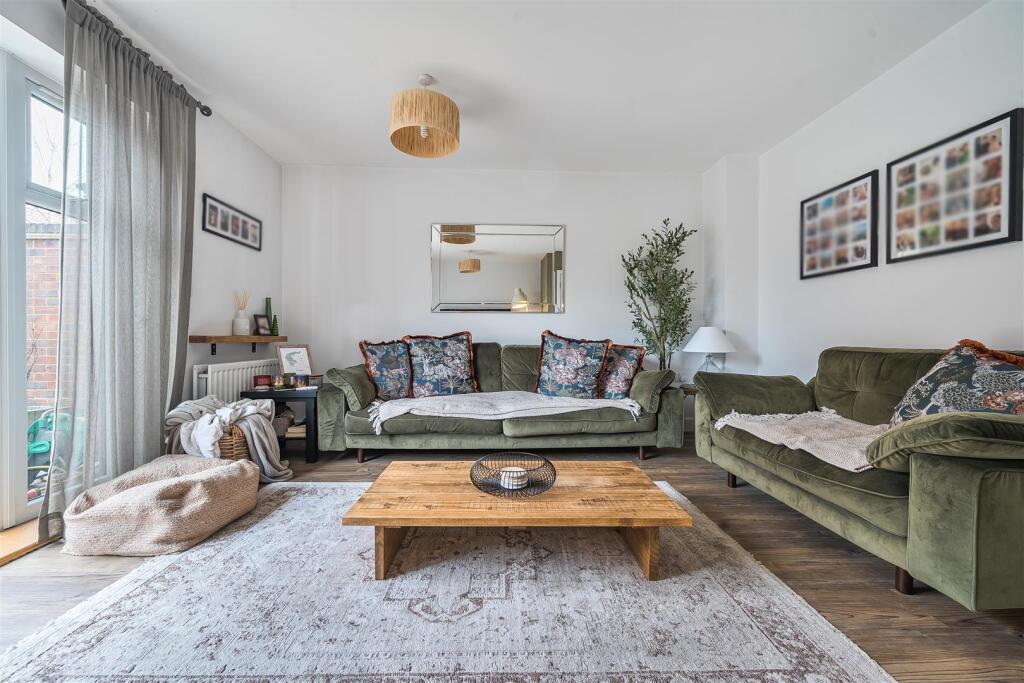 Weaver Avenue, Arborfield Green, Berkshire, RG2 9TR photo 3