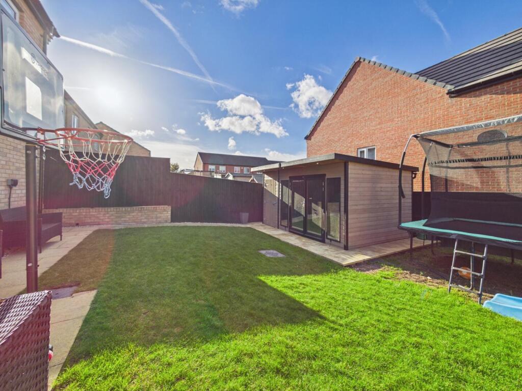 House in Pontefract, Stonecross Rise, Ferrybridge - View 4