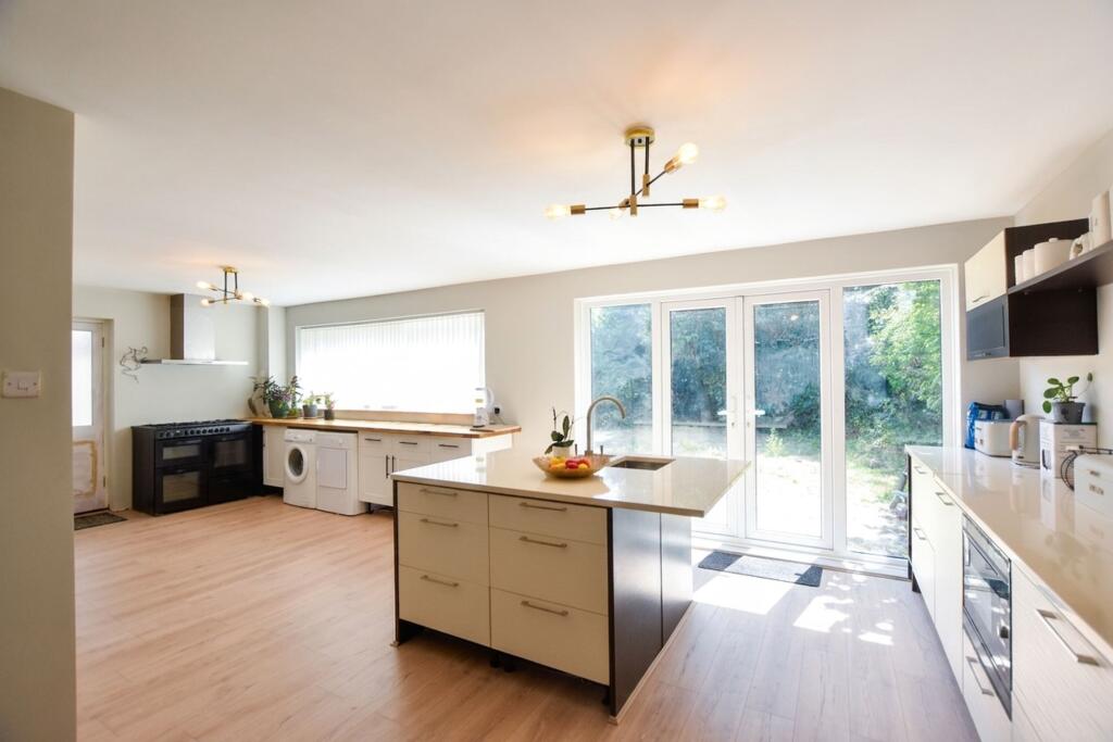 Cannon Grove, Fetcham, KT22 - View 2