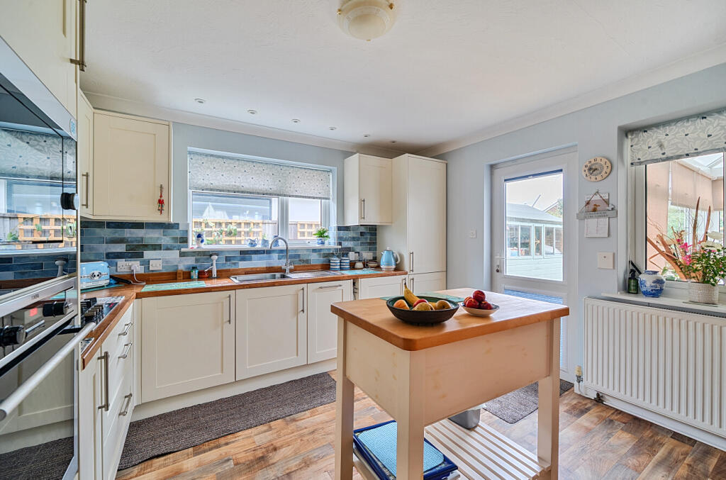 Eldon Avenue, Barton on Sea, New Milton, BH25 photo 4