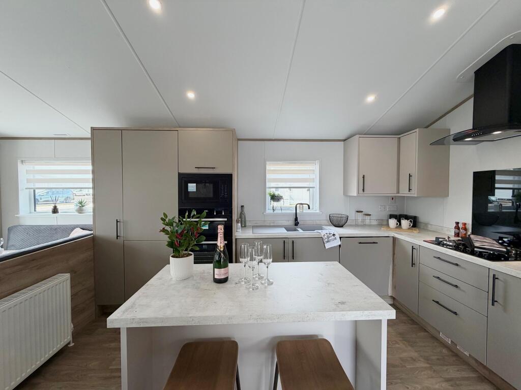 2027 Willerby Mapleton, Broadland Sands Holiday Park, Coast Road, Lowestoft, Suffolk, NR32 5LQ - More