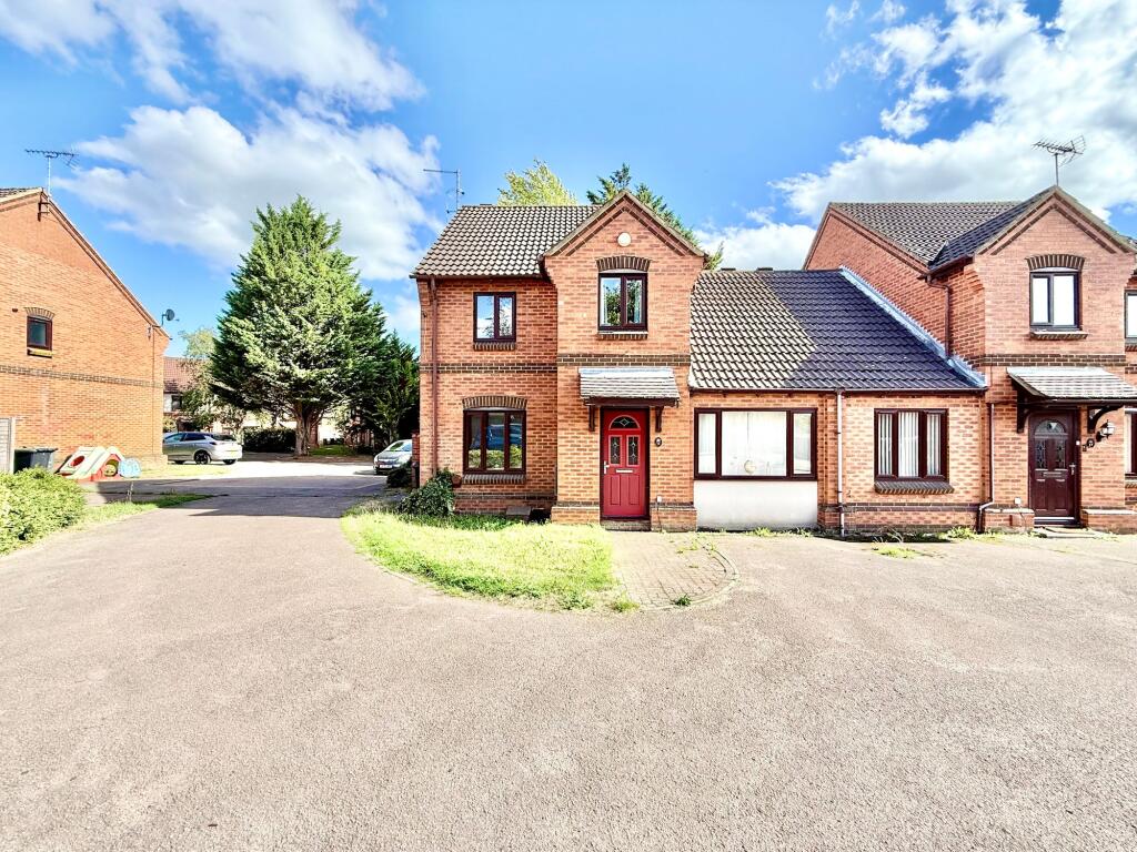 3-bed detached on Muirfield, Luton, LU2, £425,000