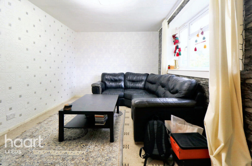 1-bed flat on Spen Lawn, Leeds, £100,000