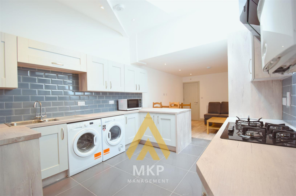 6 bedroom terraced house for rent