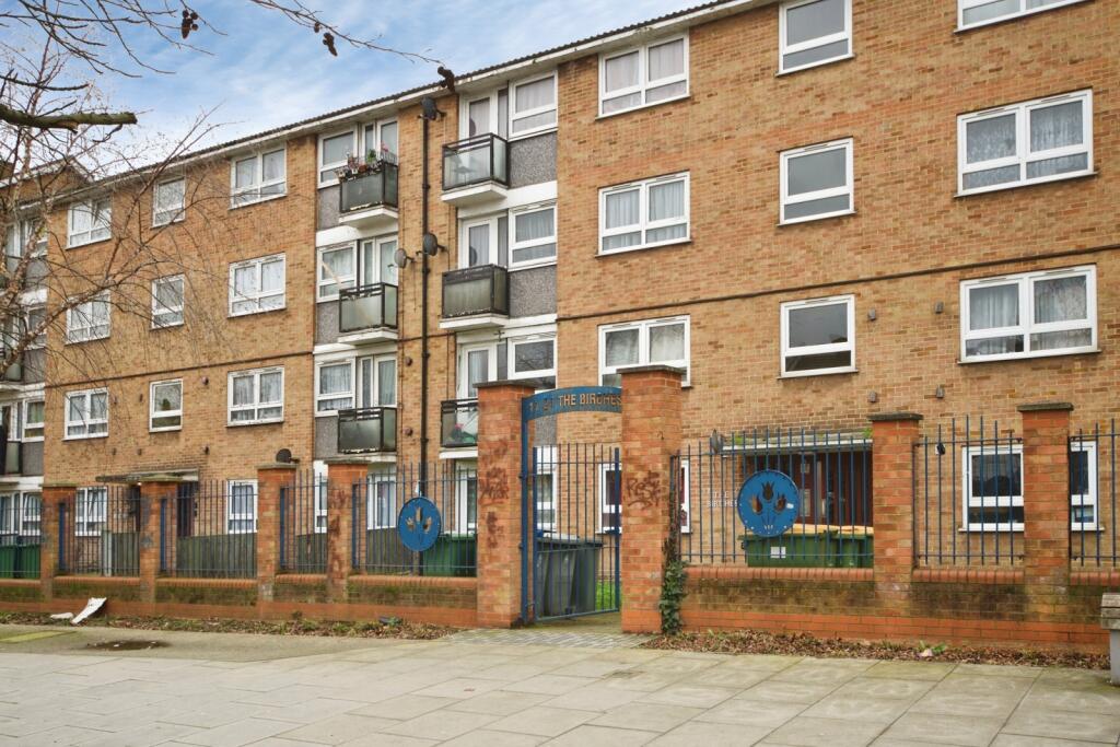 1-bed flat on The Birches, Station Road, London, E12, £250,000