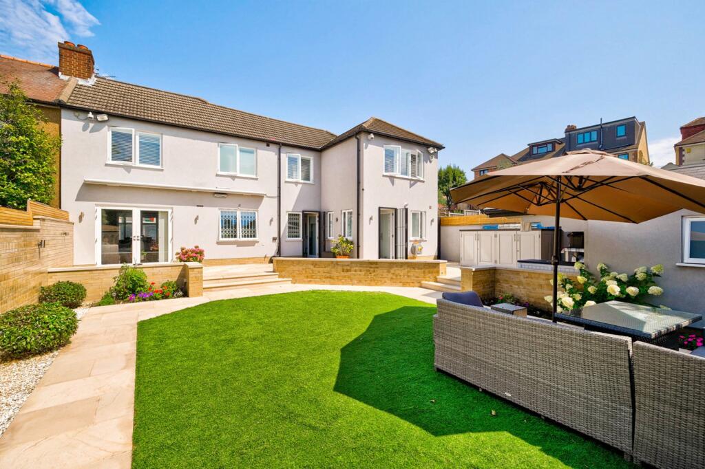 House in Ilford, Clayhall - View 4