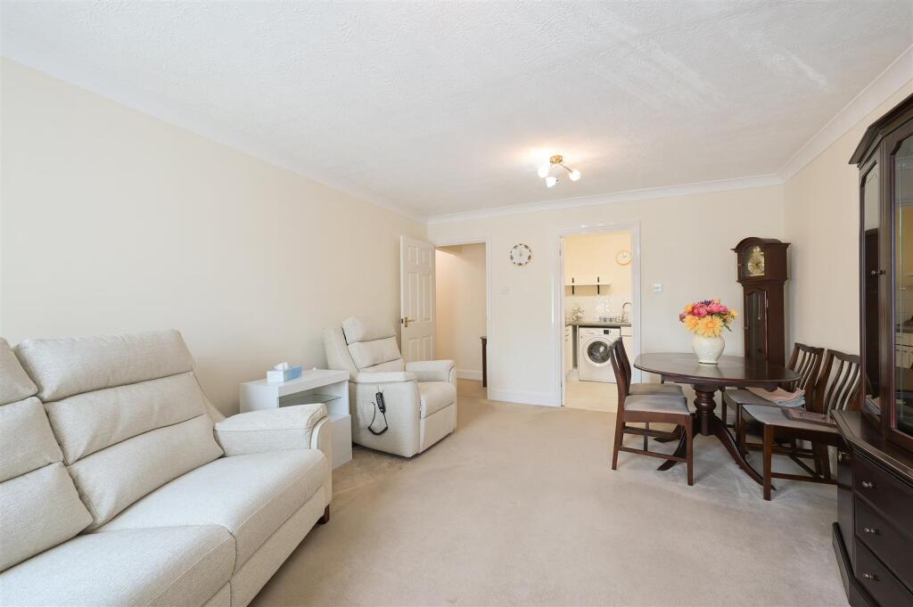 Apartment in Sutton - More