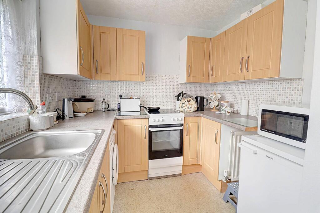 Rose Avenue, Hazlemere, High Wycombe, Buckinghamshire, HP15 - More