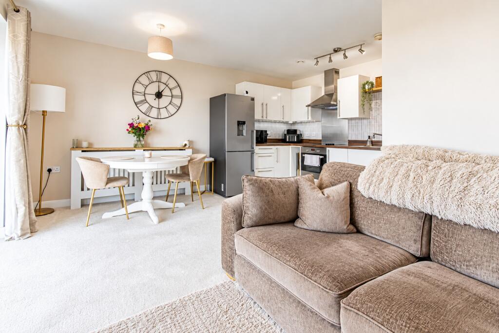 Kingman Way, Newbury, Berkshire, RG14 photo 2