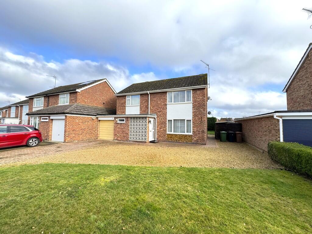 Main image of property: SOUTH WOOTTON - 4 Bed Link-Detached House on Sought After Cul-De-Sac