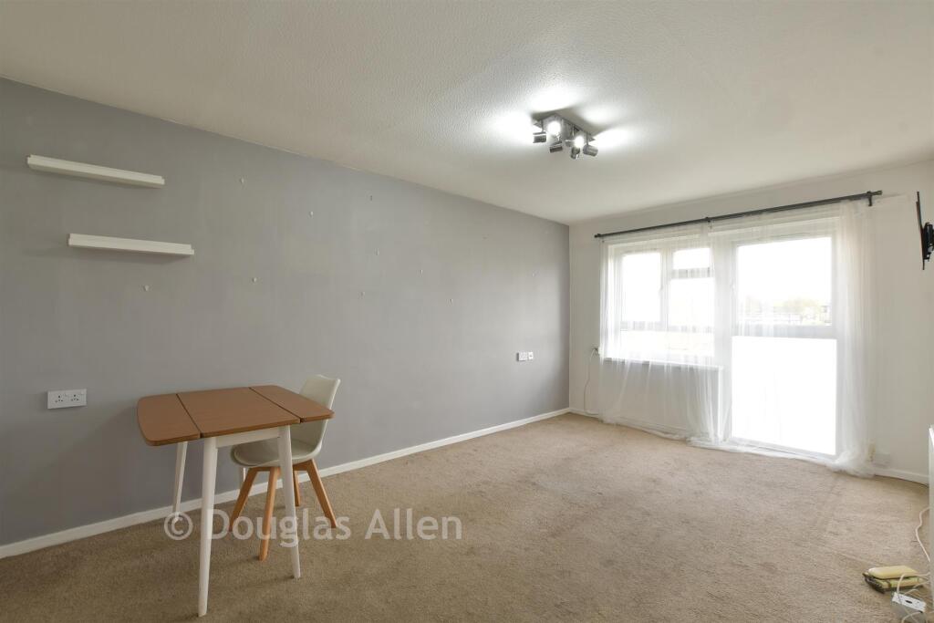 Apartment in Waltham Abbey - View 3