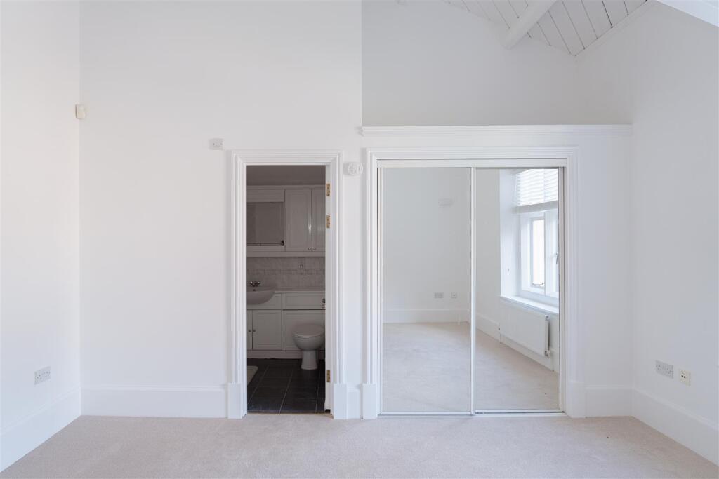 Apartment in Reigate and Banstead, Whitebushes - View 4