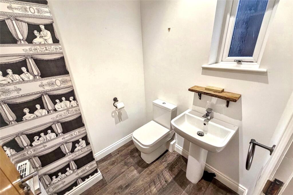 House in North Tyneside, Cullercoats - More