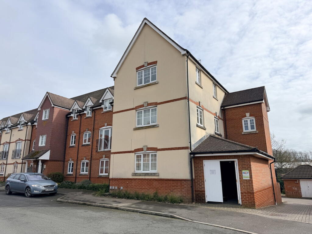 1-bed flat on 119, Garstons Way, Holybourne, Alton, GU34 4BL, £160,000