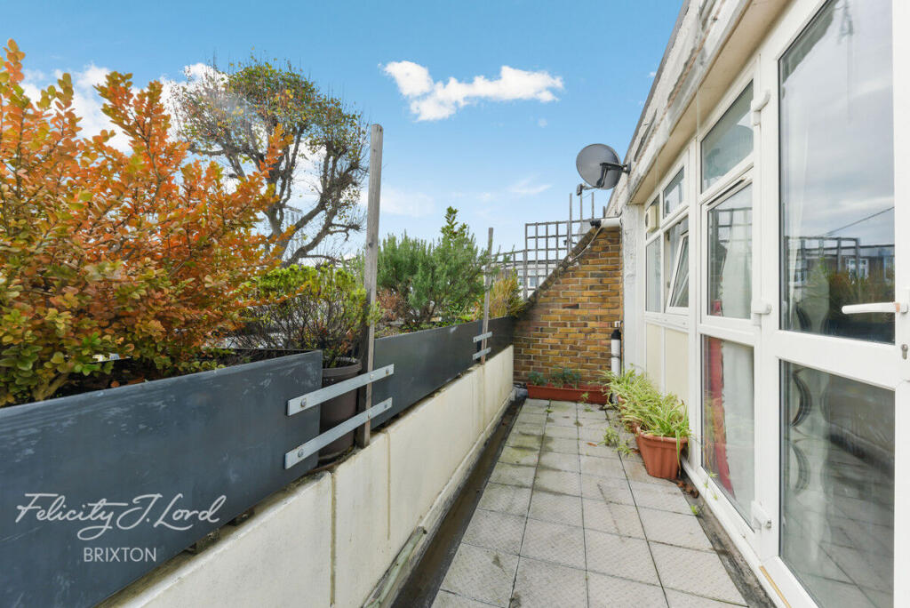 1-bed flat on Chute House, London SW9, £300,000
