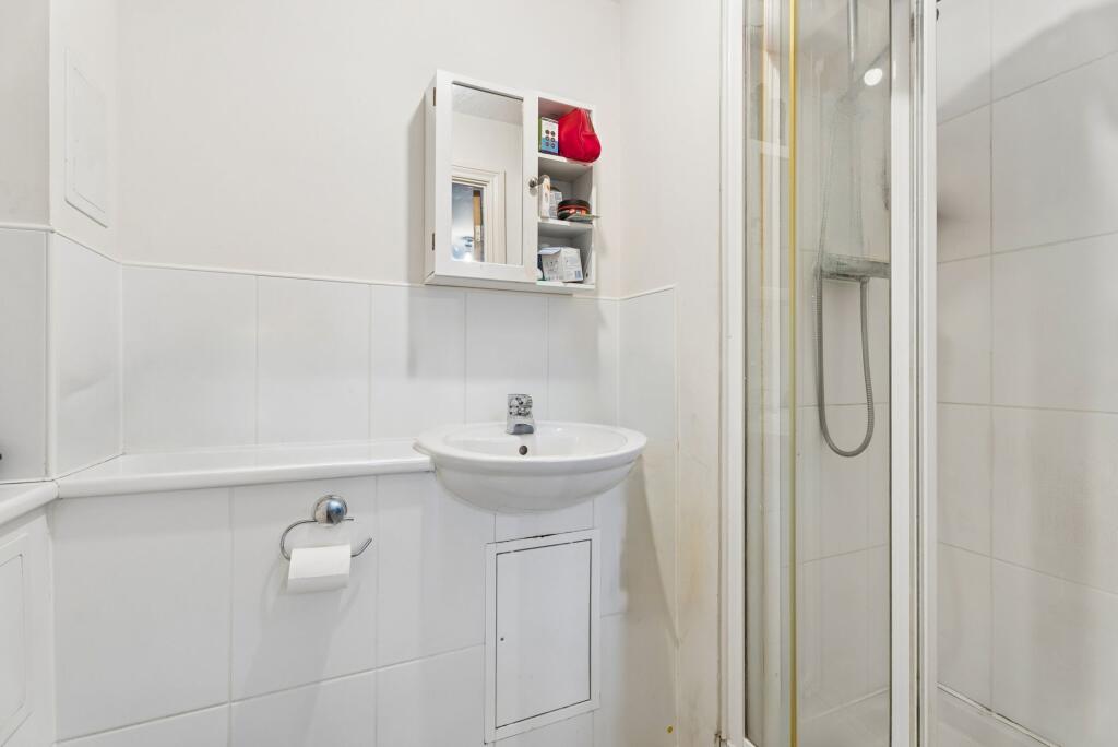 House in High Wycombe, Daws Hill - More
