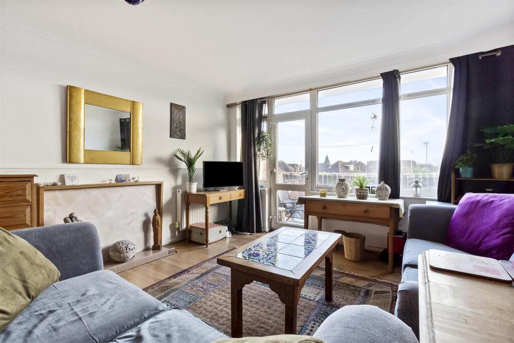 Apartment in Worthing, West Sussex - View 2