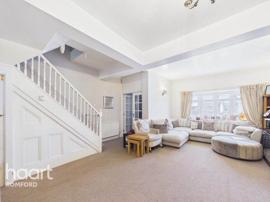 House in London, Gidea Park - View 3