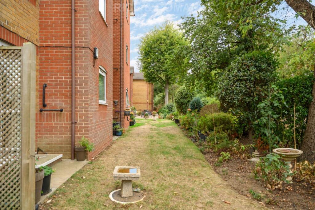 Royston Court, Hinchley Wood photo 3