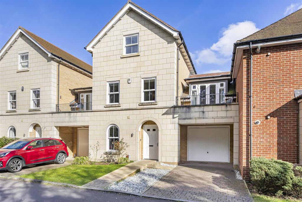 Main image of property: Reservoir Crescent, Reading RG1