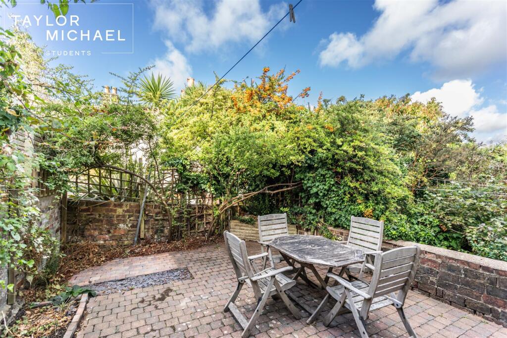 6 bedroom terraced house for rent