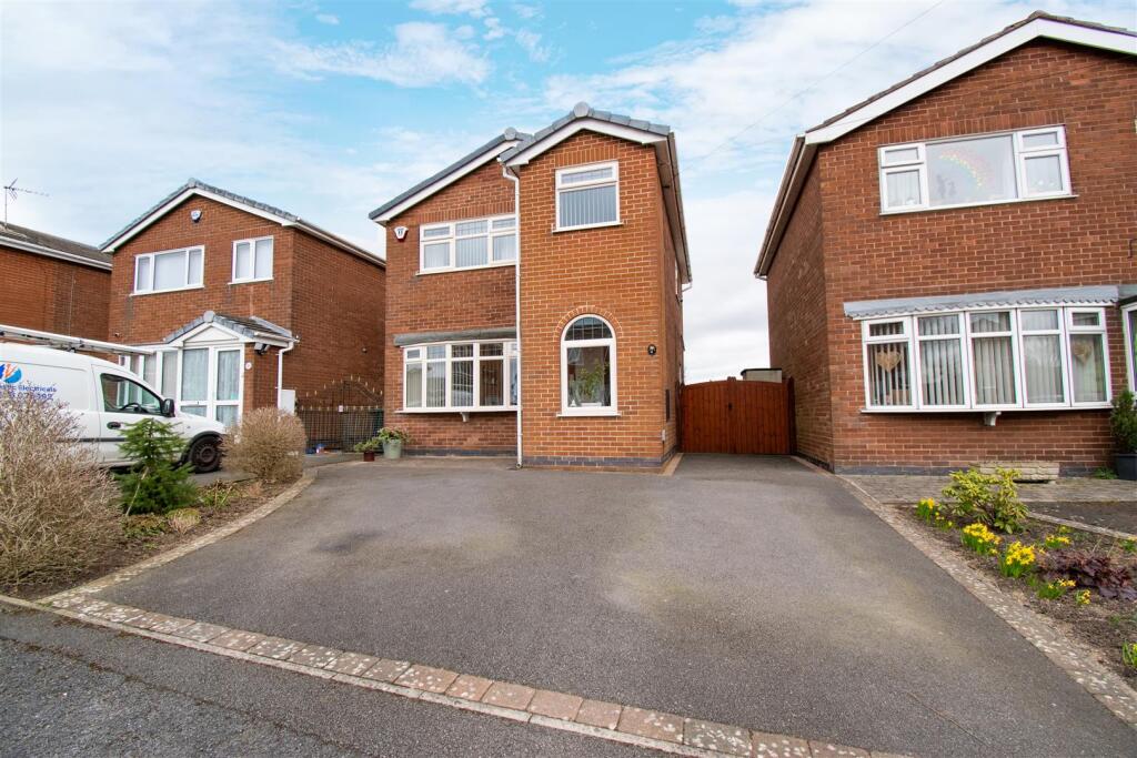3-bed detached on Queens View Drive, Waingroves, Ripley, £225,000