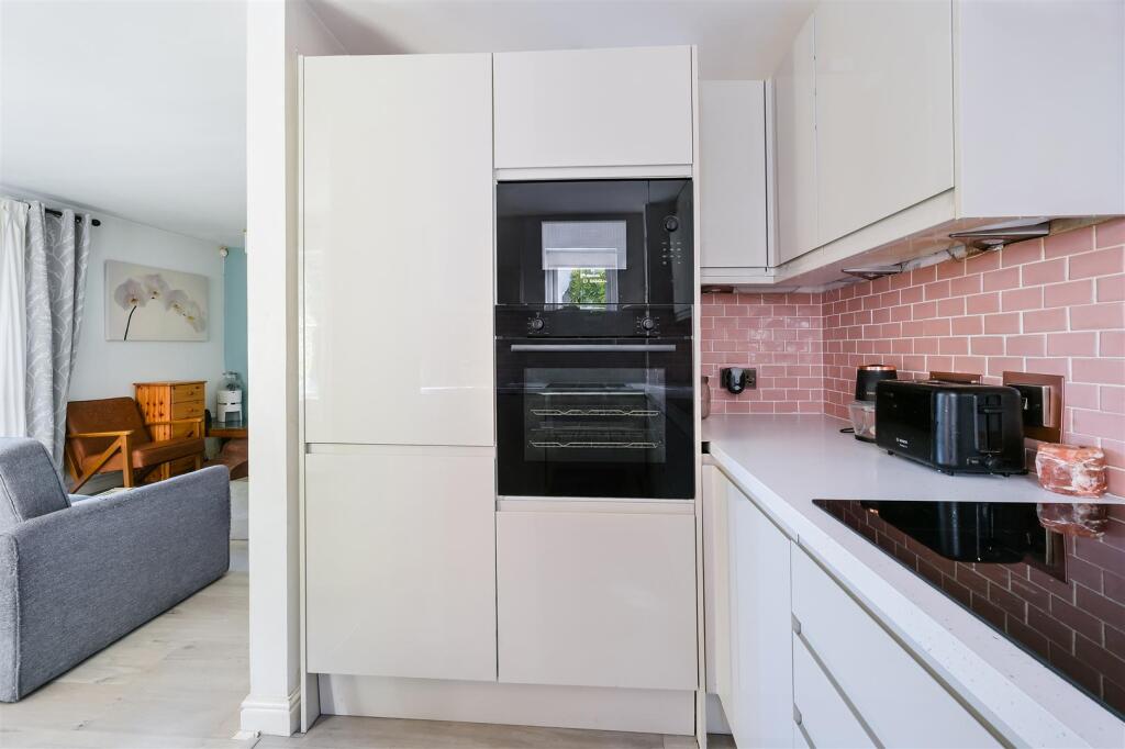 Apartment in Reigate and Banstead, Meadvale - View 4