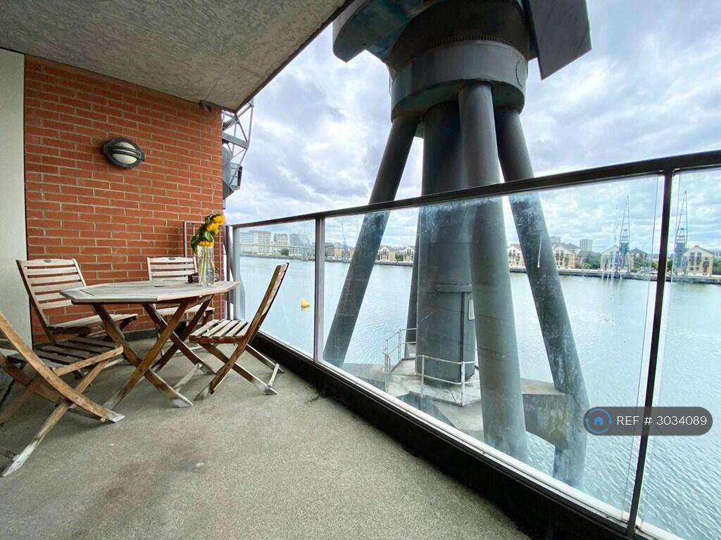 Apartment in London, Custom House, Canning Town - More