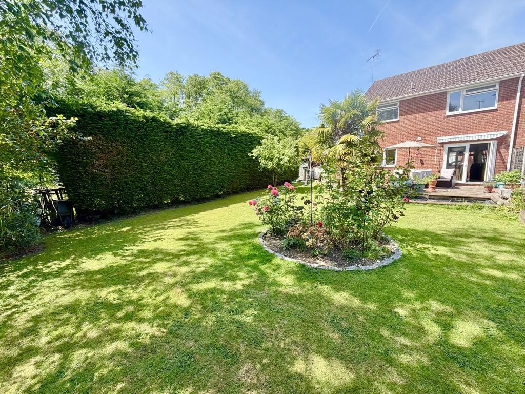 Gloucester Close, Frimley Green photo 4