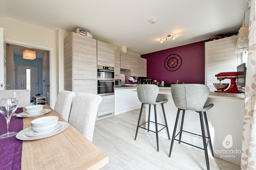 House in Binfield, Jennetts Park, Temple Park - View 2