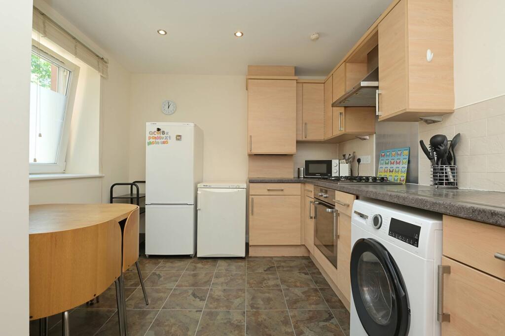 Apartment in Edinburgh, Leith Central - View 4