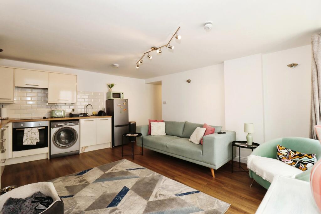 Apartment in Dursley, Woodmancote - View 2