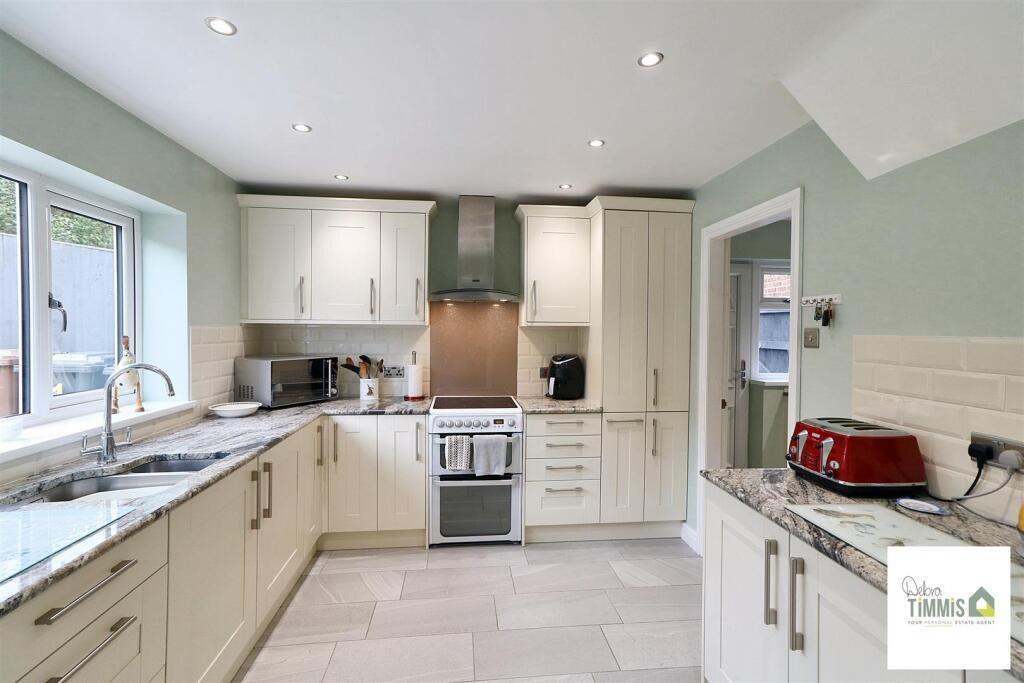 Hillside Close, Baddeley Green photo 3