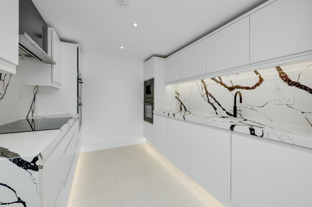 Apartment in Elmbridge, Esher - View 5