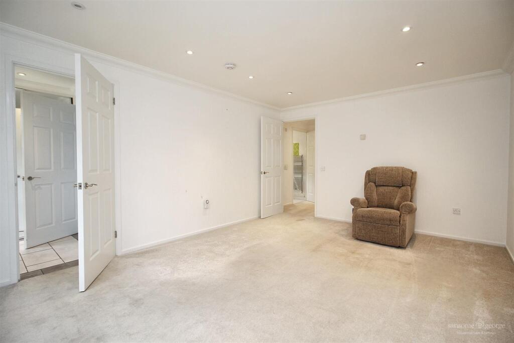 Condor Close, Tilehurst, Reading photo 4