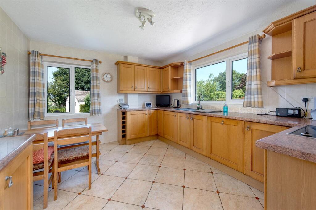 Private Road, Trull, Taunton photo 4