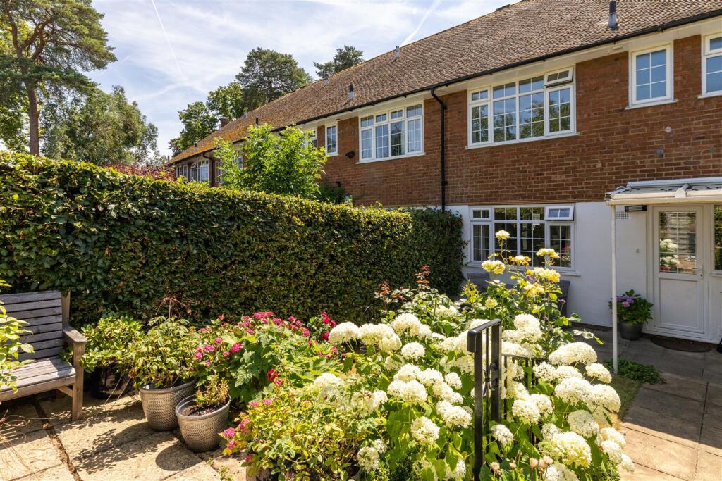 The Crescent, Pendleton Road, RH1 photo 4