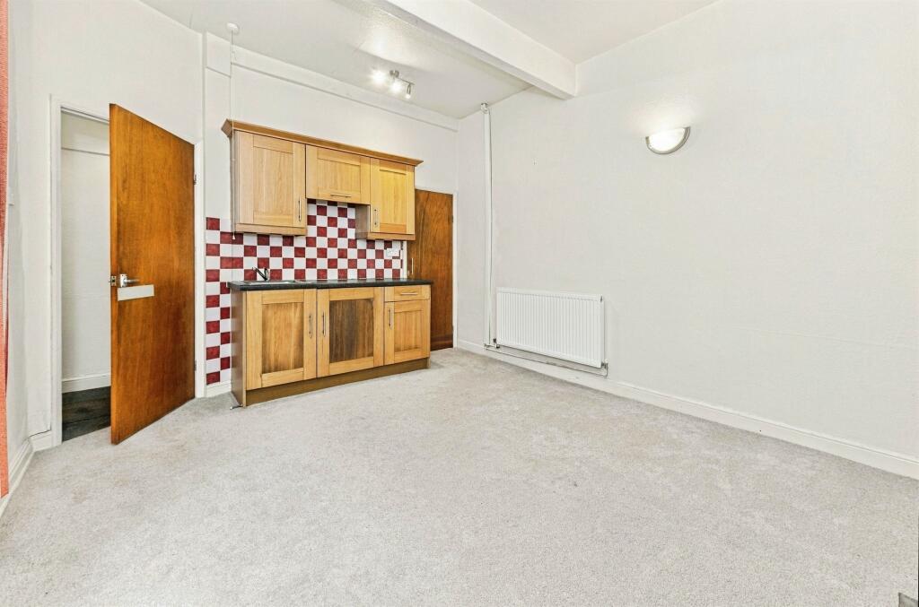 House in Huddersfield - View 3