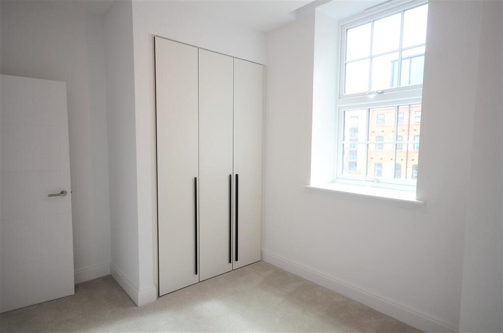 Apartment in Slough - View 5