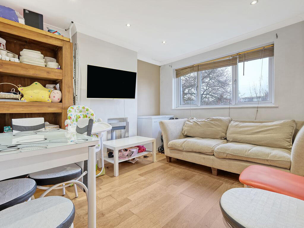 2 bedroom flat at Brunswick Gardens, Ilford, London, IG6 — photo 2