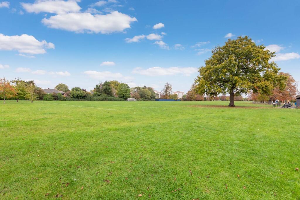Apartment in Windsor - View 3