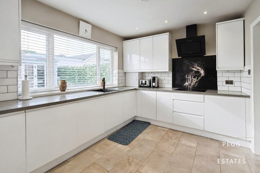 House in Torquay, Torbay - More