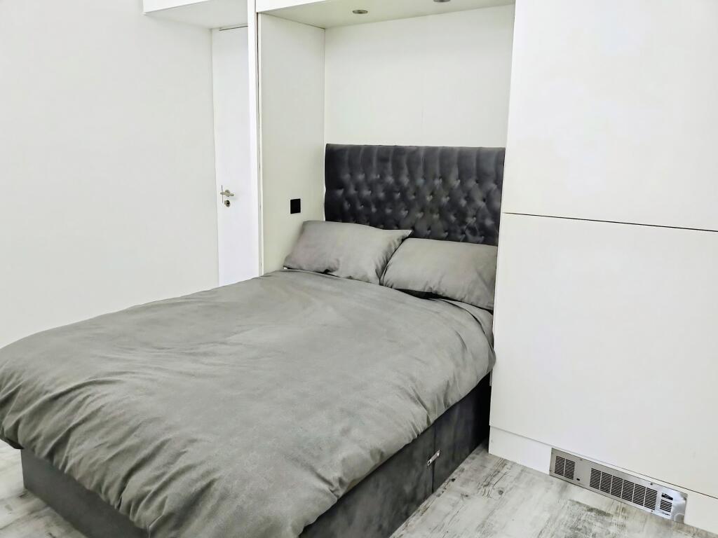 Apartment in Salford, Greater Manchester - View 5